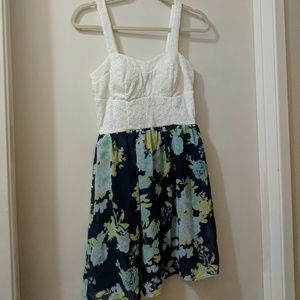 Sleeveless fitted/flowy dress